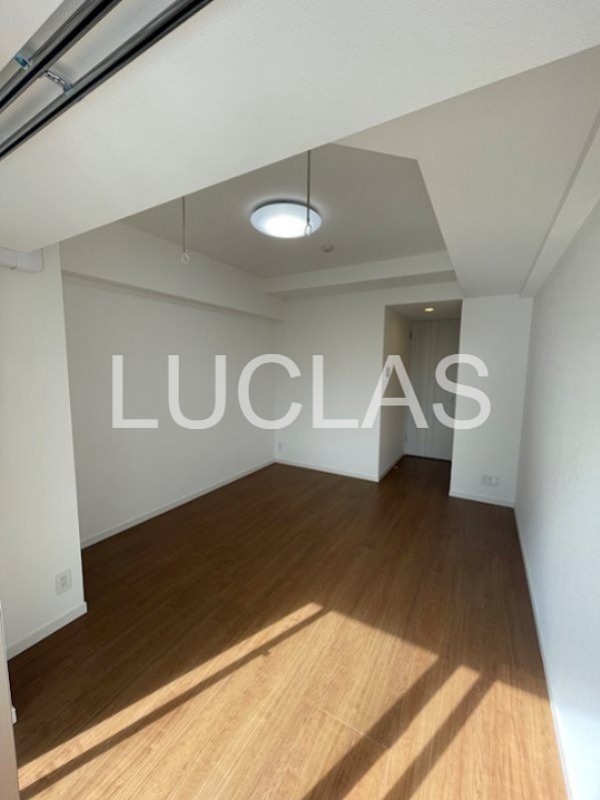 居室・リビング　落ち着いた色味の床材がくつろぎ空間を演出♪