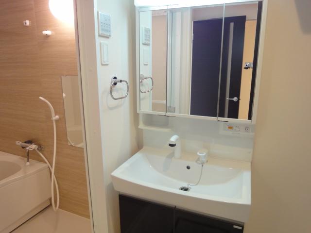 洗面設備　三面鏡付洗髪洗面化粧台