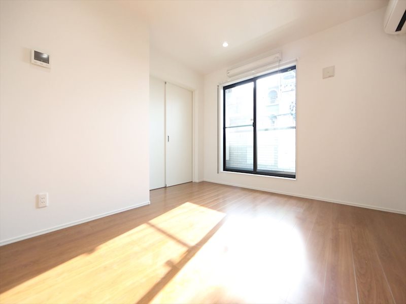 居室・リビング　LDK8.4帖　エアコン完備　バルコニー　同仕様写真