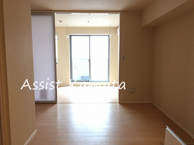 居室・リビング　写真は同タイプの別号室です