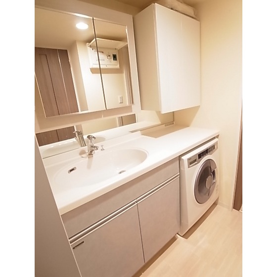 洗面設備　ドラム式洗濯機付いてます！