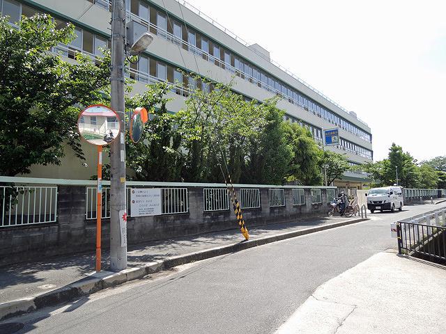 中学校　茨木市立東雲中学校（中学校）まで633m