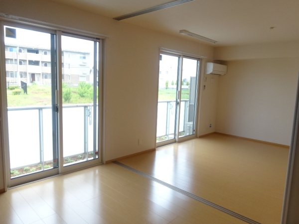 居室・リビング　日当たり良好、仕切りを開けて使えば広く使えます!!