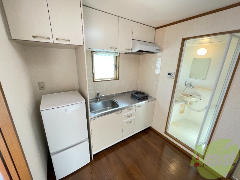 キッチン　収納も多数！窓もあるので換気もできますね♪