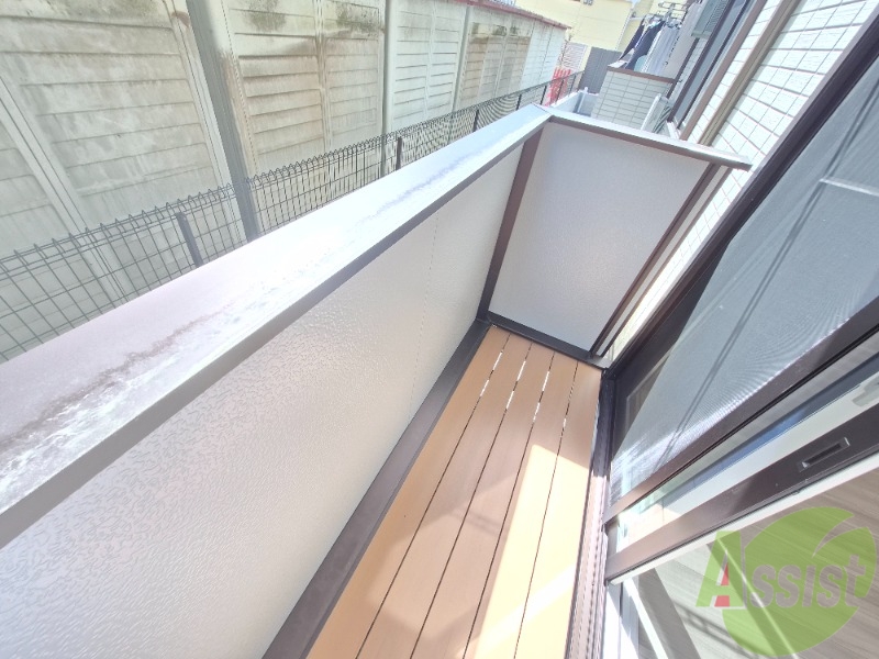 バルコニー　ベランダはよく日が当たり気持ちの良い空間です。