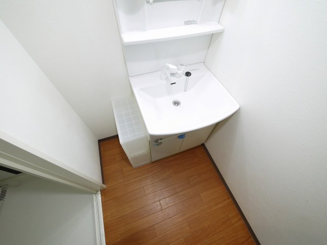 洗面設備　明るい洗面所です