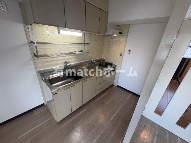 キッチン　イメージとして同建物他部屋を表示しています。