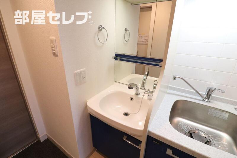 洗面設備　鏡も大きく使いやすい