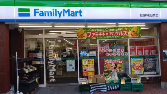 コンビニ　ファミリーマート松陰神社駅前店（コンビニ）まで129m