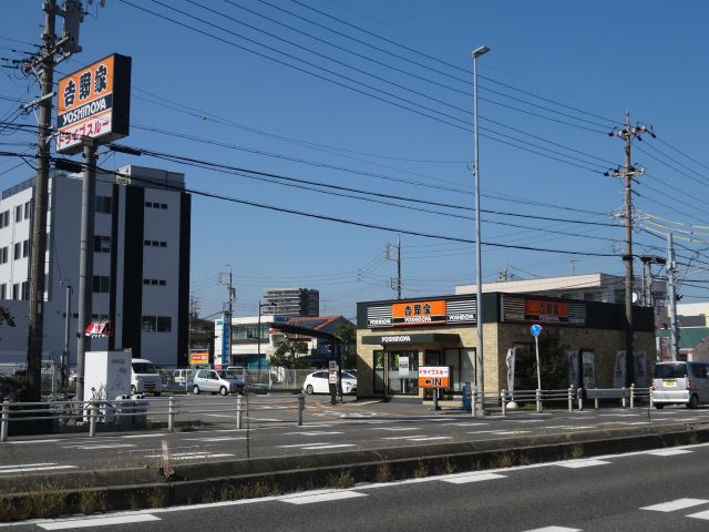 飲食店　吉野家（飲食店）まで490m