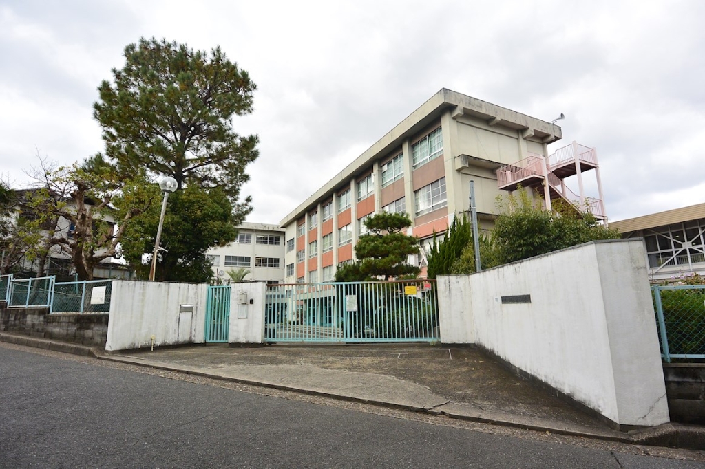 小学校　寝屋川市立国松緑丘小学校（小学校）まで790m