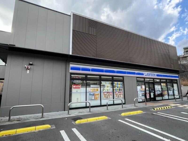 コンビニ　ローソン　吹田青山台3丁目店（コンビニ）まで194m