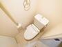 トイレ　落ち着いた色調のトイレです