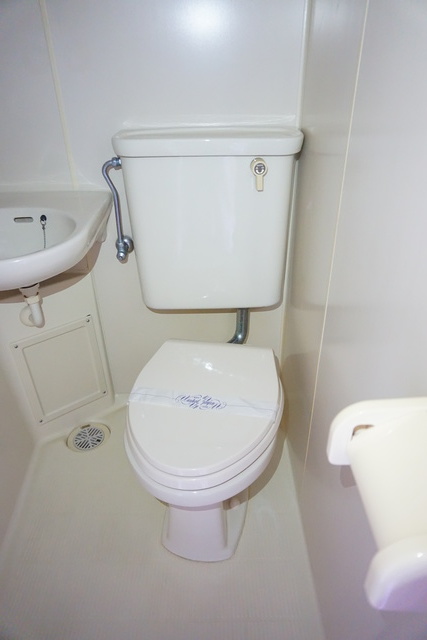 トイレ　白を基調とした空間で清潔感のあるトイレです♪