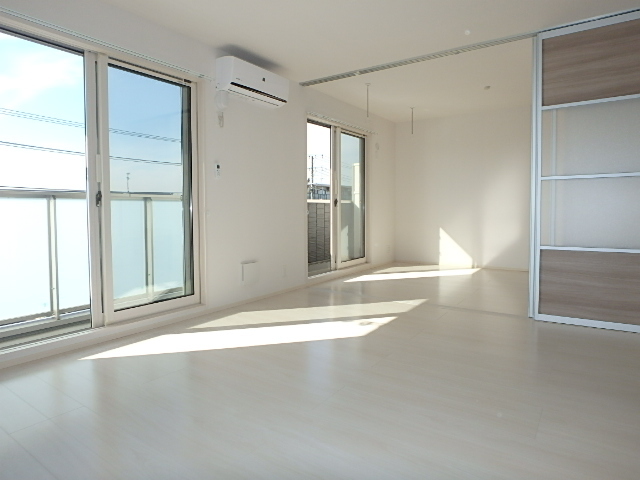 居室・リビング　白い床の明るいお部屋です。