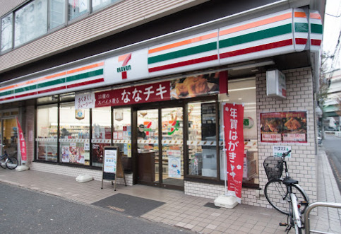 コンビニ　セブンイレブン 世田谷上北沢駅前店（コンビニ）まで912m
