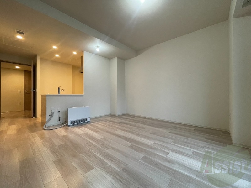 居室・リビング　木目のフローリングは落ち着きのある印象のお部屋になりますね。