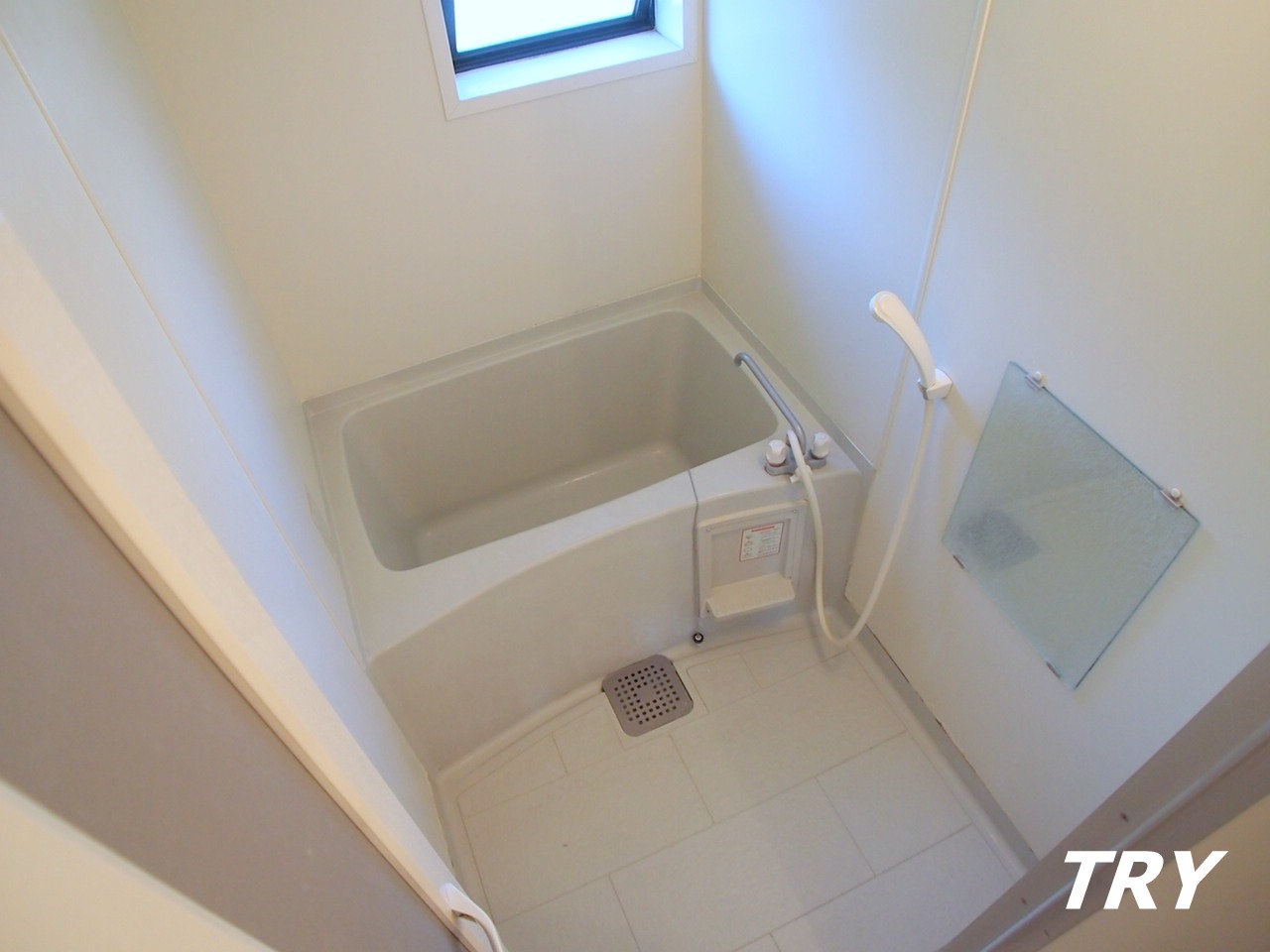 バス・シャワールーム　窓付で換気も良好