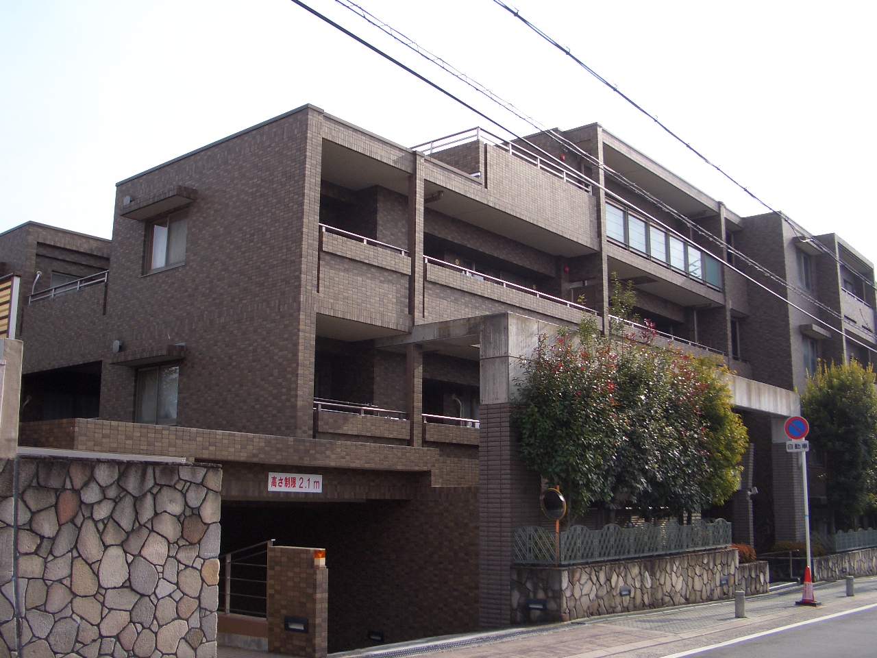 ロイヤルアーク東香里園町の建物外観