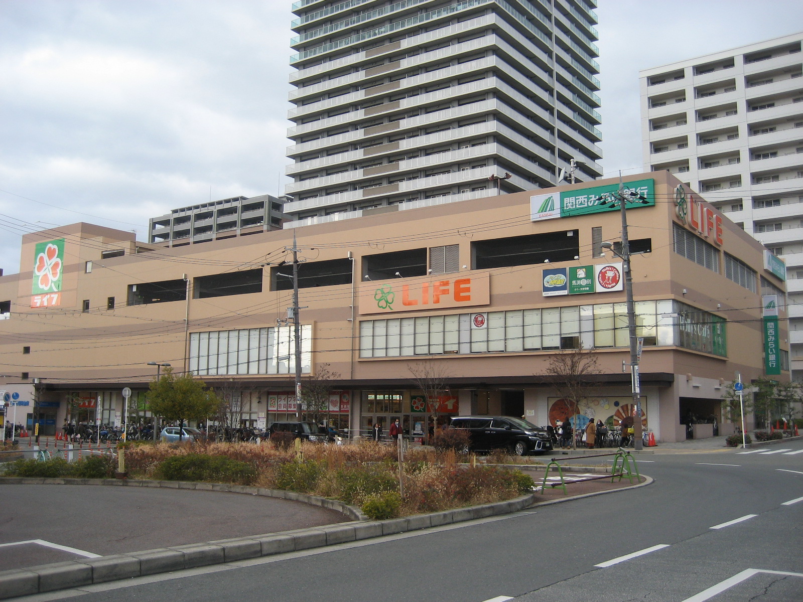 【ロイヤルアーク東香里園町のスーパー】