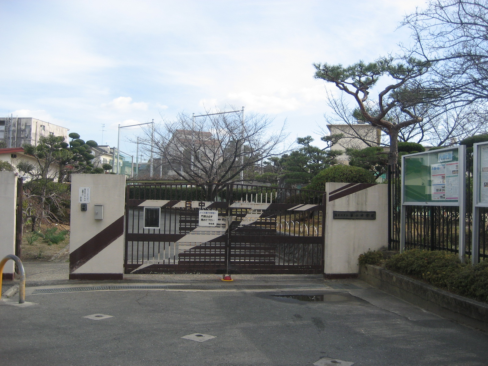 【ロイヤルアーク東香里園町の中学校】