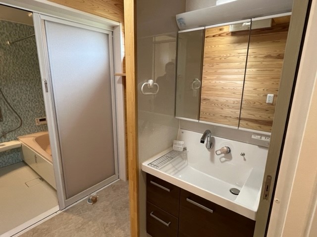 洗面設備　シャワー付洗面台！