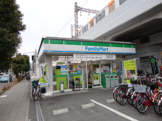 コンビニ　ファミリーマート　近鉄八戸ノ里駅前店（コンビニ）まで447m