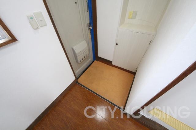 玄関　※モデルルームで、家具は展示用です。