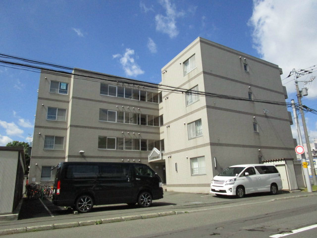 札幌市東区伏古二条のマンションの建物外観