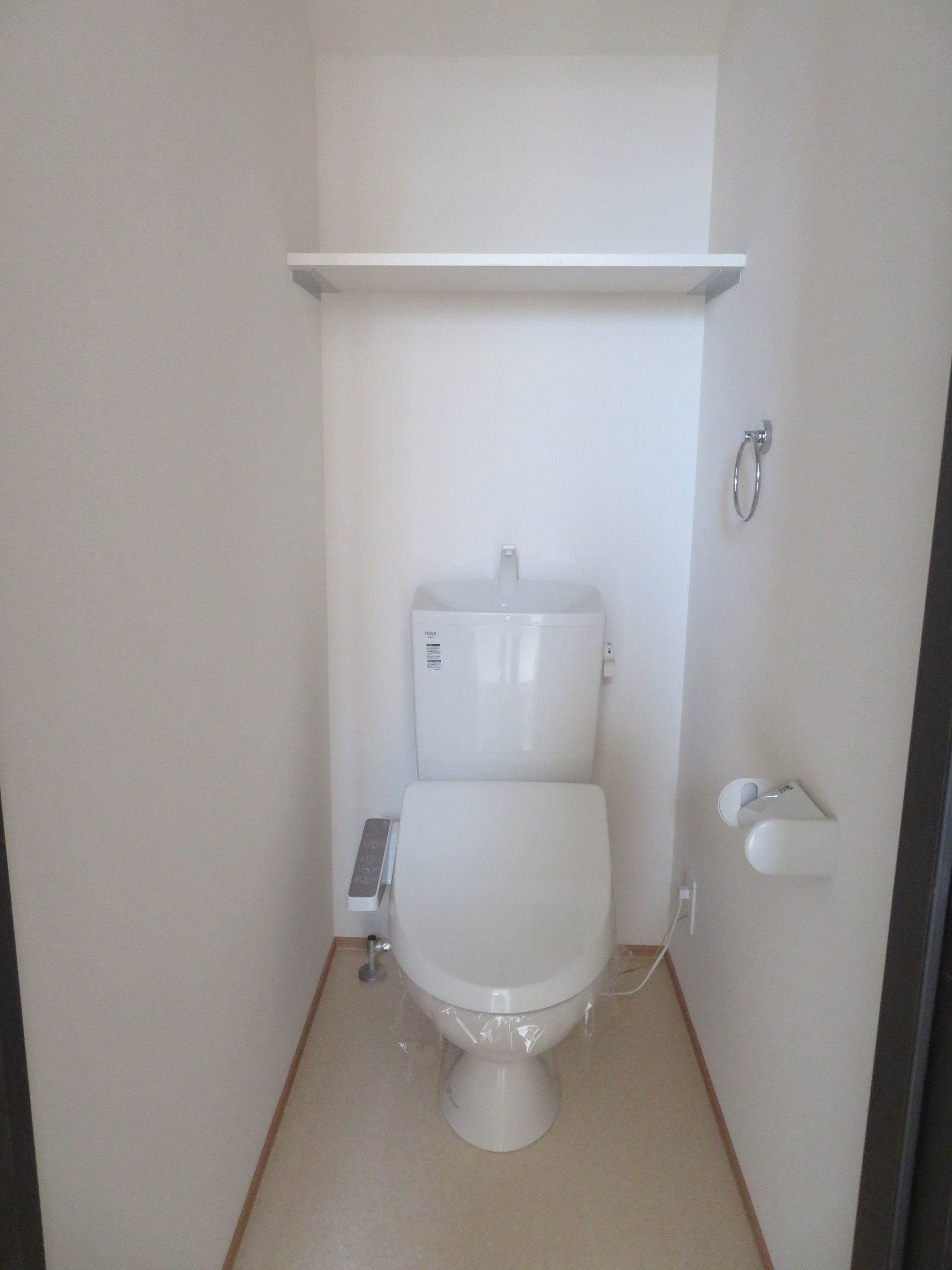 トイレ　上には収納棚がついております