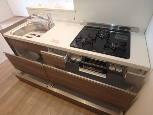 キッチン　●３口ガスコンロ・グリル付きのシステムキッチン。