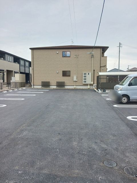 【四日市市楠町北五味塚のアパートの駐車場】