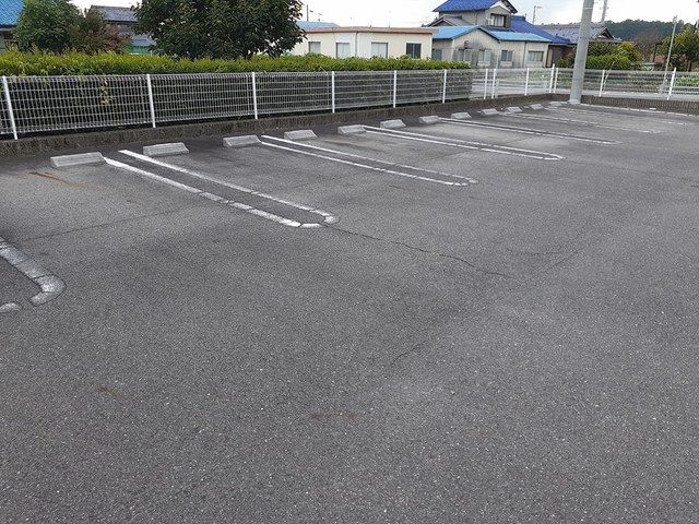 【美濃加茂市下米田町則光のアパートの駐車場】