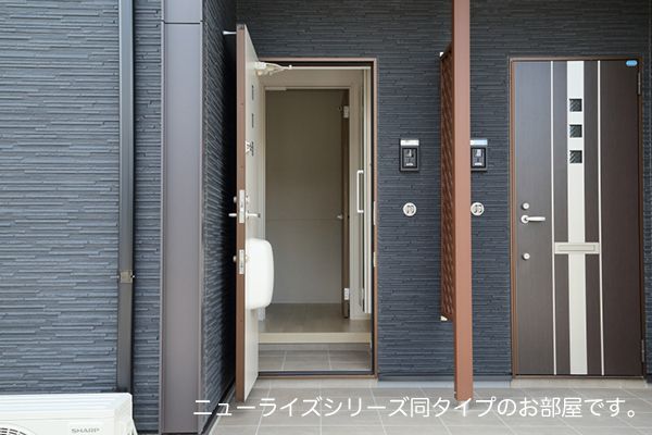 【新城市石田のアパートの玄関】