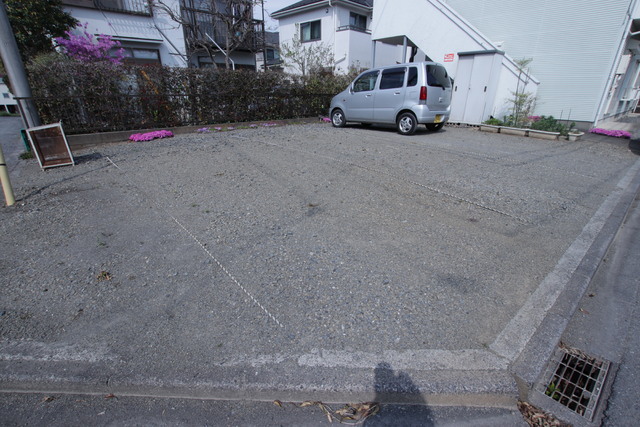 メゾンカネコの駐車場