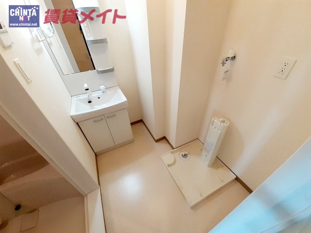 【津市藤方のマンションの洗面設備】