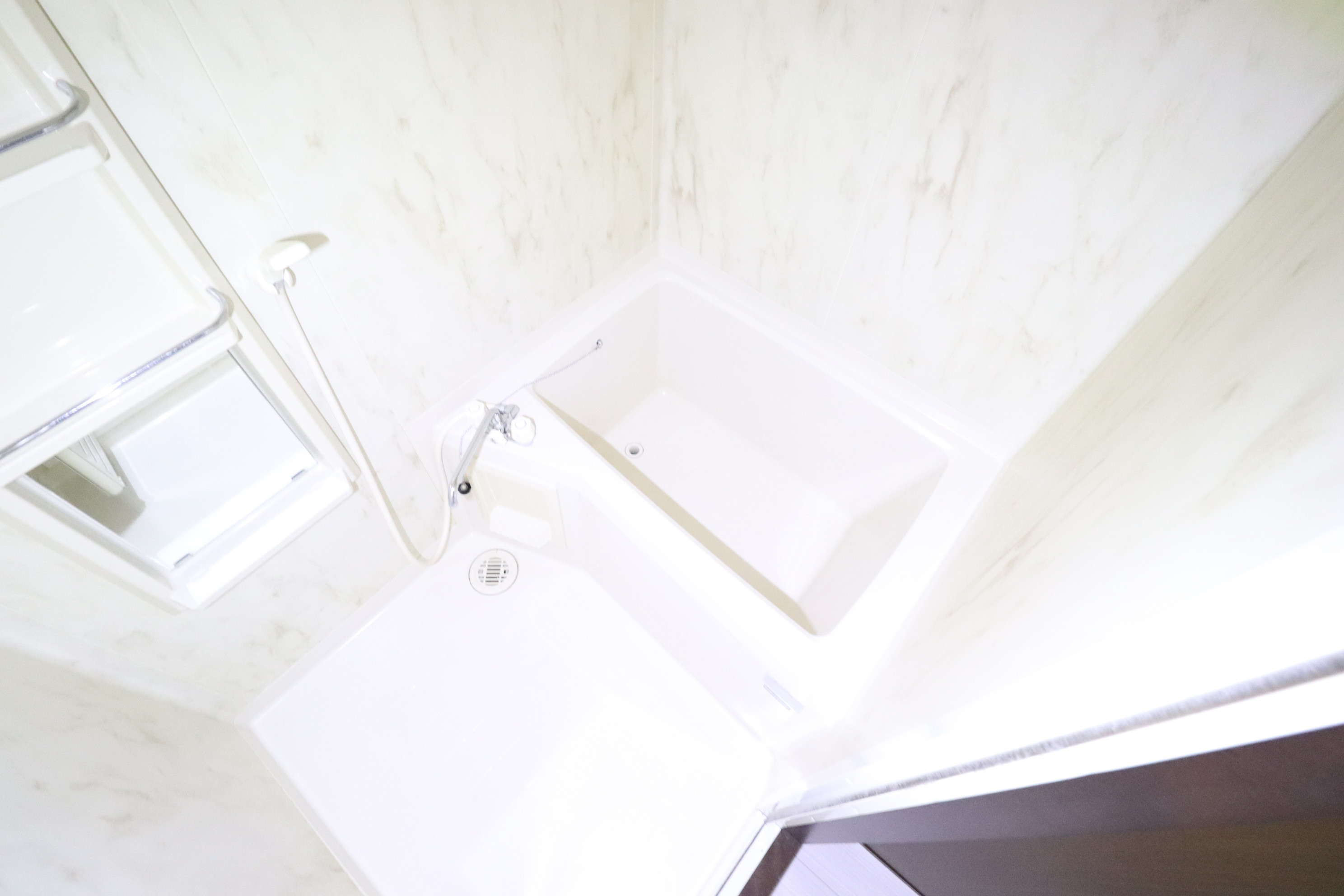 バス・シャワールーム　追い焚き機能付き♪