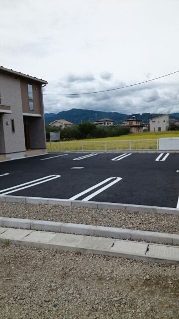 【長野市篠ノ井御幣川のアパートの駐車場】