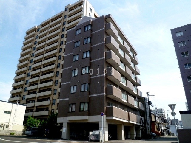 札幌市中央区北八条西のマンションの建物外観