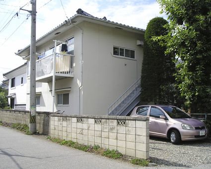 松本市大字水汲のアパートの建物外観