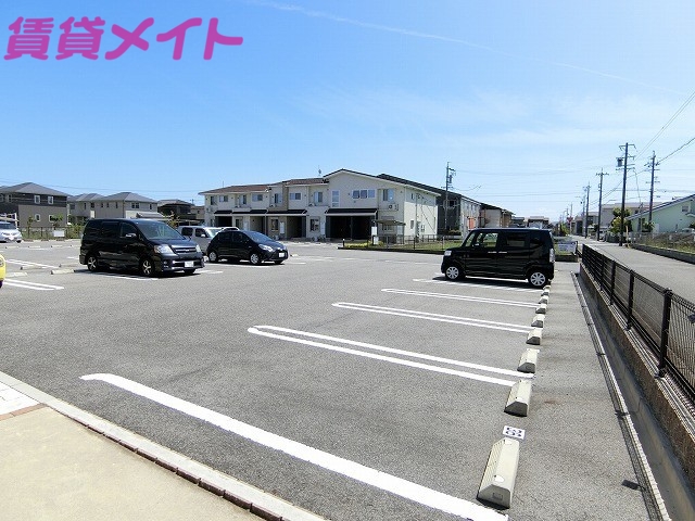 【鈴鹿市末広東のアパートの駐車場】