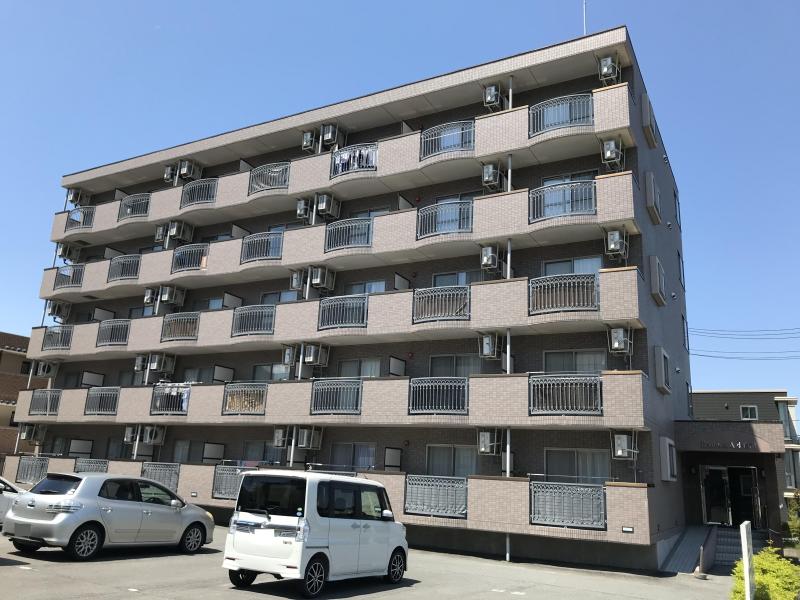 【山形市小白川町のマンションの建物外観】