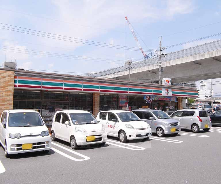 【京都市伏見区南寝小屋町のマンションのコンビニ】