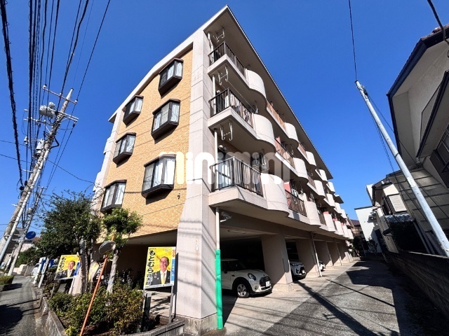 建物外観　１階は駐車場です。