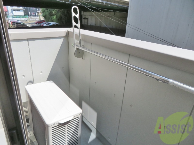 バルコニー　バルコニーはコチラです。長さも幅も丁度いい広さですね。