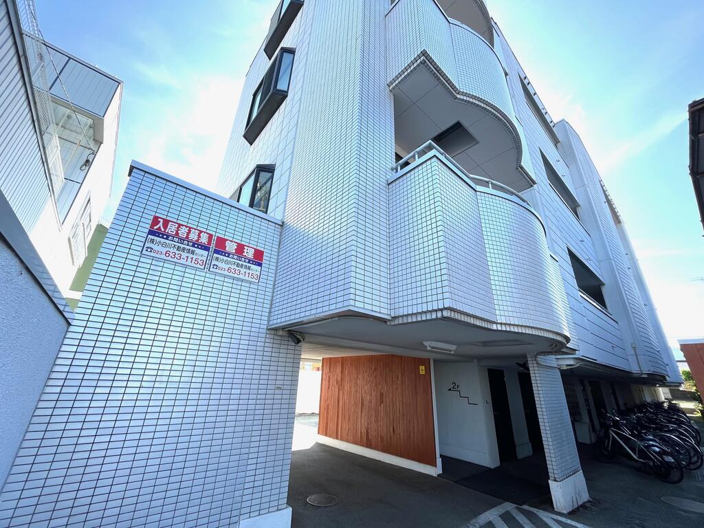 建物外観　ウッドの看板がアクセントのデザイナーズマンション！