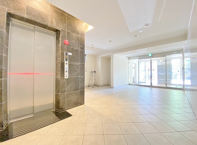 ロビー　防犯カメラ付きエレベーター・宅配ＢＯＸ