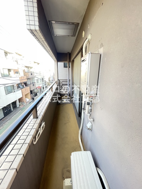 バルコニー　お天気のいい日は洗濯物も気持ちよく干せますね！