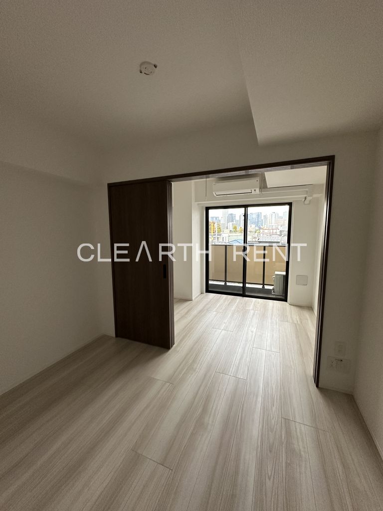 居室・リビング　カラーはホワイト（写真はブラウン）