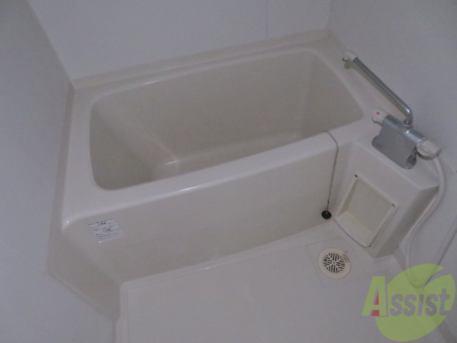 バス・シャワールーム　バスルームは狭すぎず、シャワーも浴びやすそうです。